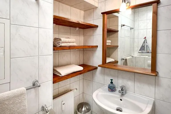 Bad mit Dusche und WC  Kormoran