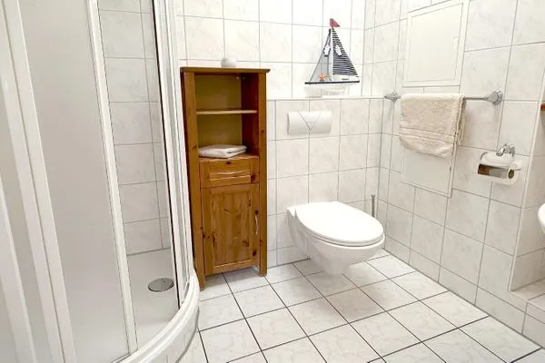 Dusche und WC im Bad  Kormoran