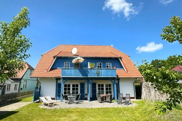 Blick vom Garten zum Haus (Terrasse rechts)  Kormoran