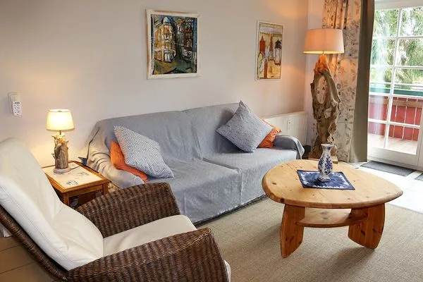 helles Wohnzimmer mit Esstisch und Zugang zum Balkon  Reichenbach