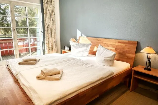 Schlafzimmer mit Doppelbett, Kleiderschrank + Kommode/Truhe  Reichenbach