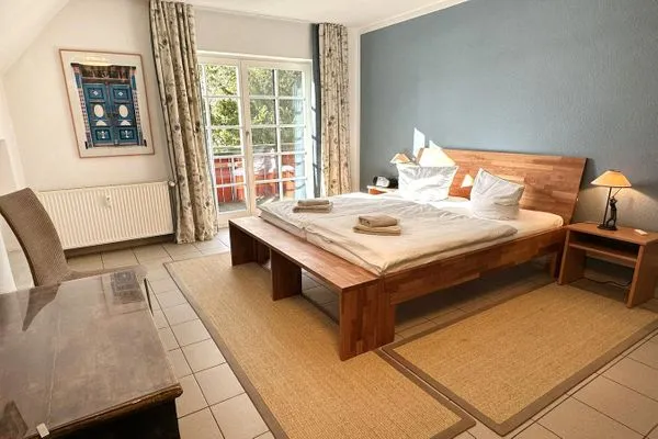 sehr geräumiges Schlafzimmer mit Doppelbett und Zugang zum Balkon  Reichenbach