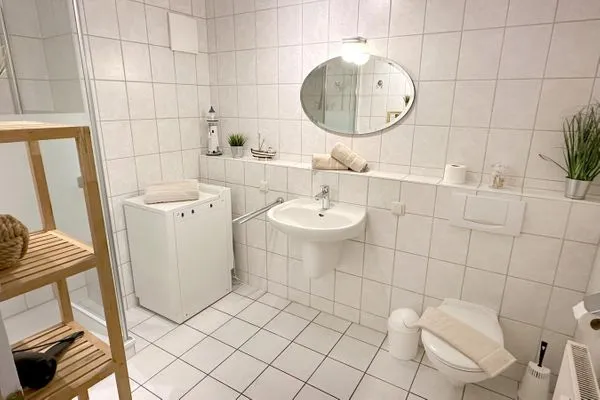 Bad mit Dusche, Waschmaschine und WC  Reichenbach