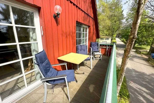 Südbalkon mit je einmal Zugang zum Wohn- und zum Schlafzimmer  Reichenbach