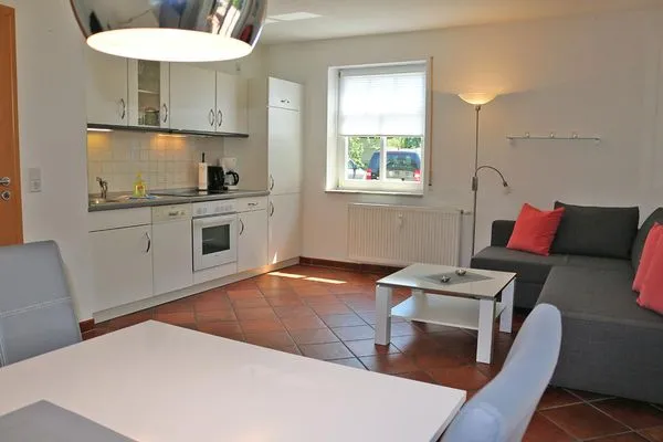 Blick vom Esstisch in die Küchenzeile Zum Leuchtturm Wohnung 7
