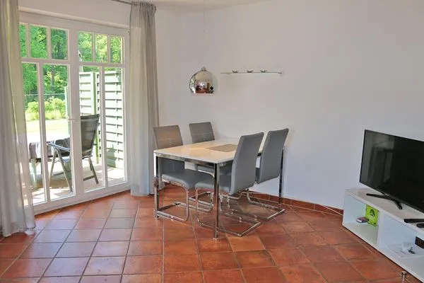 Esstisch und Fernseher Zum Leuchtturm Wohnung 7