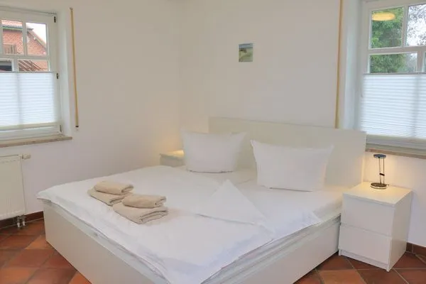 Schlafzimmer mit Doppelbett (Größe der Betten: Standard, getrennte Matratze) Zum Leuchtturm Wohnung 7