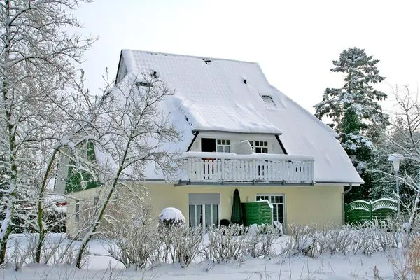 Außenansicht mit Schnee im Winter Zum Leuchtturm Wohnung 7