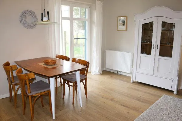 mit Blick auf Hof, Garten und die angrenzenden Wiesen im Süden  Krabbenort