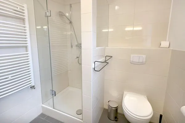 Bad mit Dusche und WC  Krabbenort