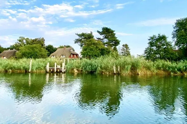 malerische Lage des Hauses direkt am Prerow Strom (Blick vom Wasser auf das Haus)  Krabbenort