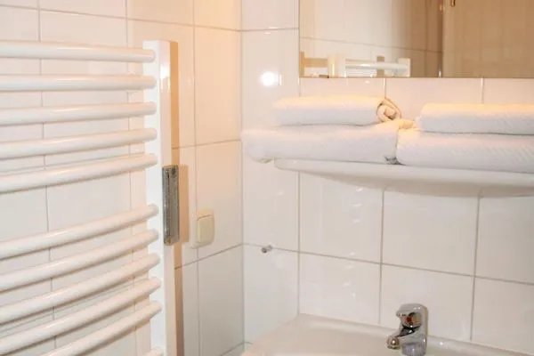 Bad mit Dusche und WC  Sunshine