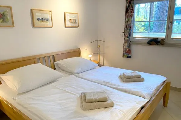 Schlafzimmer mit Doppelbett Waldsiedlung W10.1