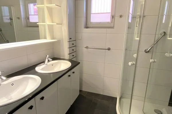 Bad mit Dusche und WC und Doppelwaschbecken Waldsiedlung W10.1