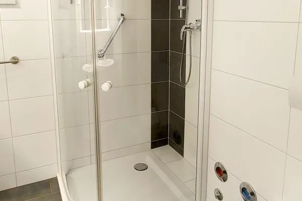 Bad mit Dusche und WC Waldsiedlung W10.1