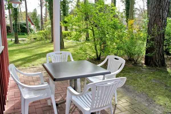 mit Gartenmöbeln Waldsiedlung W10.1