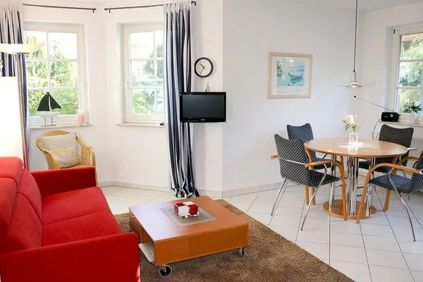 liebevoll eingerichtet und hell gestaltet, Wohnbereich mit gemütlicher Couch, Sat-TV (Flatscreen)  Darßer Wald