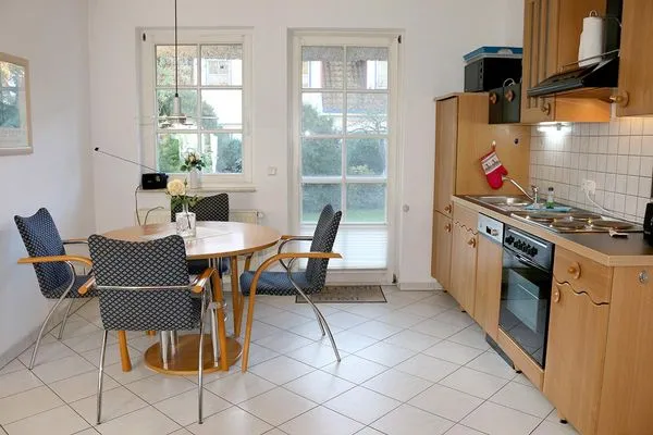 heller und freundlicher Küchenbereich mit Zugang zur Terrasse  Darßer Wald