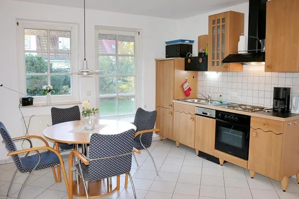 komplette Küchenausstattung mit Geschirrspüler, Mikrowelle, Kühlschrank etc.  Darßer Wald