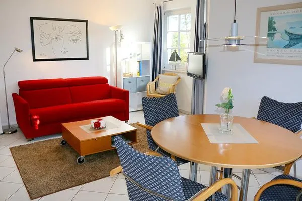 die Couch im Wohnzimmer dient bei Bedarf auch als Aufbettung für eine 3. Person  Darßer Wald