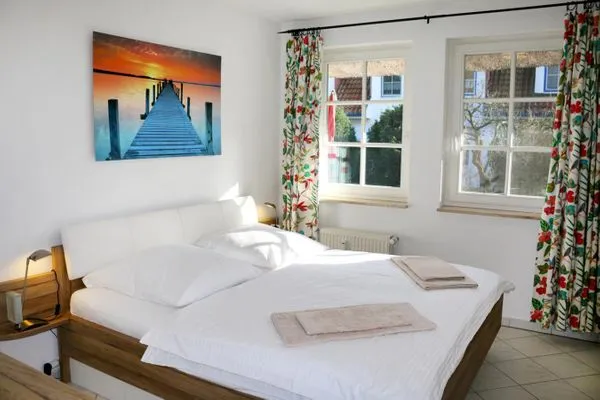 Schlafzimmer mit Doppelbett und großem Kleiderschrank  Darßer Wald