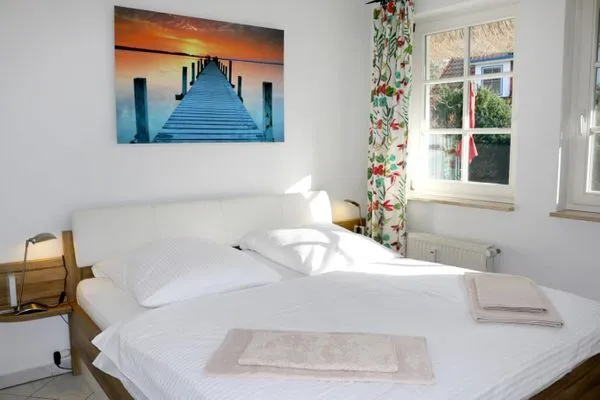 Schlafzimmer mit Doppelbett und großem Kleiderschrank  Darßer Wald