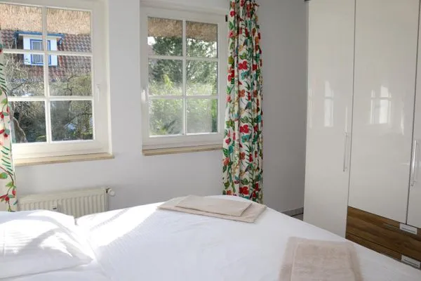 großer Keiderschrank im Schlafzimmer  Darßer Wald