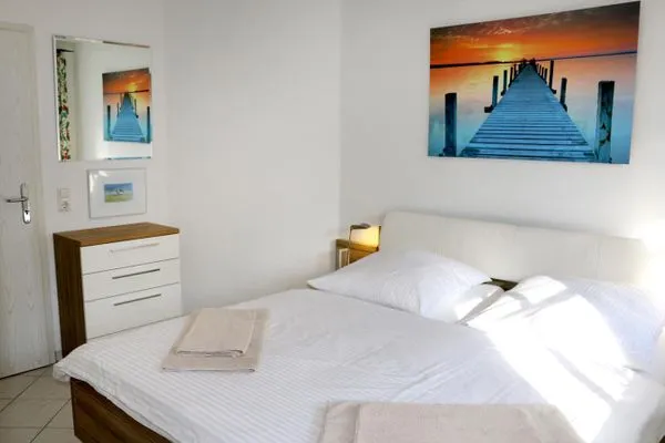 Schlafzimmer mit Doppelbett (Größe der Betten: Standard, getrennte Matratze)  Darßer Wald