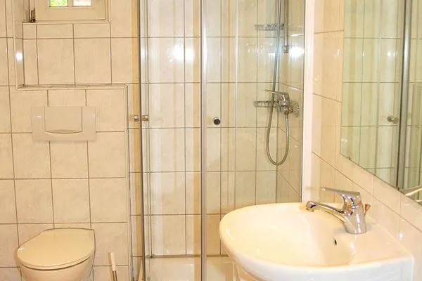 Bad mit Dusche, WC und Waschbecken  Darßer Wald