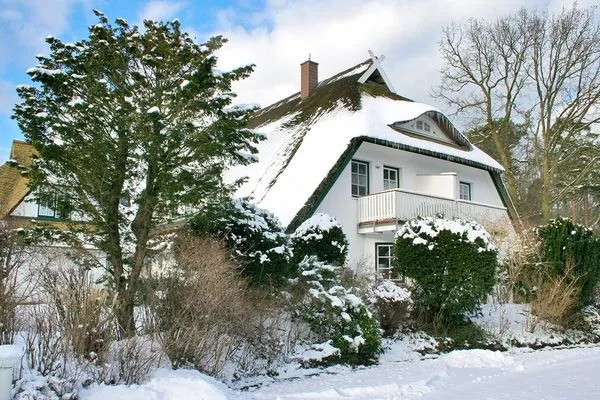 Ansicht des Hauses im Schnee  Darßer Wald