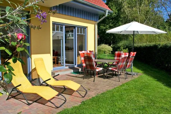 Südterrasse mit 2 Liegestühlen und Gartenmöbeln  Maksim
