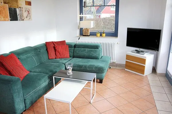 Wohnbereich mit Couch, Flatscreen, Sat-TV, Radio, CD, Schaukelstuhl (Korb)  Maksim