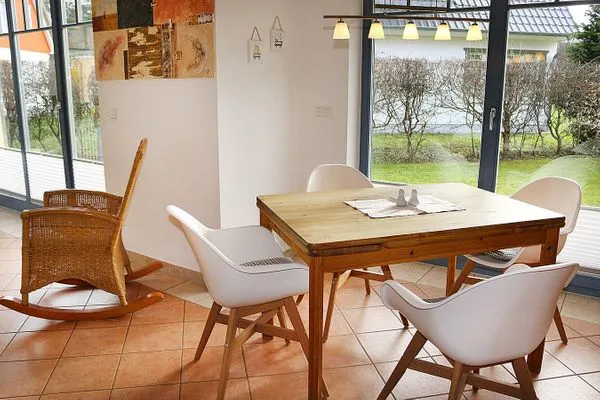 Esstisch mit Blick in den Garten (Kinderhochstuhl vorhanden)  Maksim
