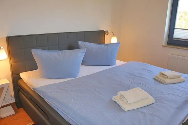 Schlafzimmer mit Doppelbett und großem Kleiderschrank  Maksim