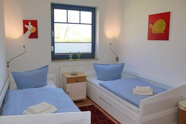 zweites Schlafzimmer mit 2 Einzelbetten und kleinem Kleiderschrank - ideal als Kinderzimmer  Maksim
