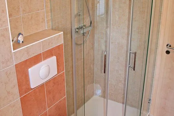 Rund-Glas-Dusche mit Schiebetüren im Badezimmer  Maksim