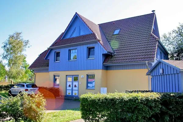 Aussenansicht des Hauses (Nordseite) mit PKW-Stellplatz und Fahrradschuppen vor dem Haus  Maksim