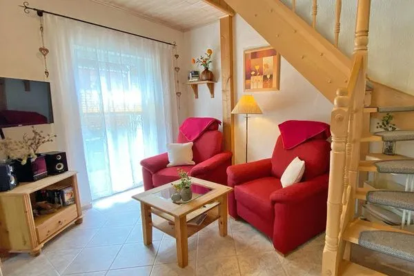 Wohnbereich mit gemütlicher Sitzecke, Sat-TV und Zugang zur Süd-Terrasse  Stichling