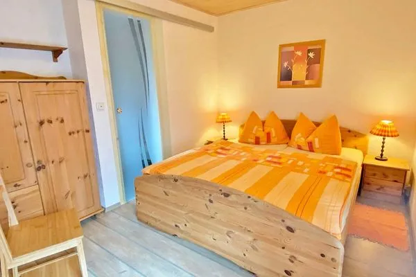 Schlafzimmer mit Doppelbett + Kleiderschrank  Stichling