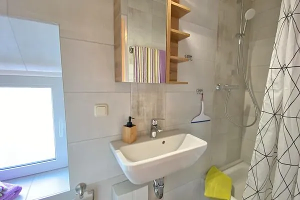 Bad mit Dusche und WC  Stichling