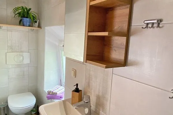 Bad mit Dusche und WC  Stichling
