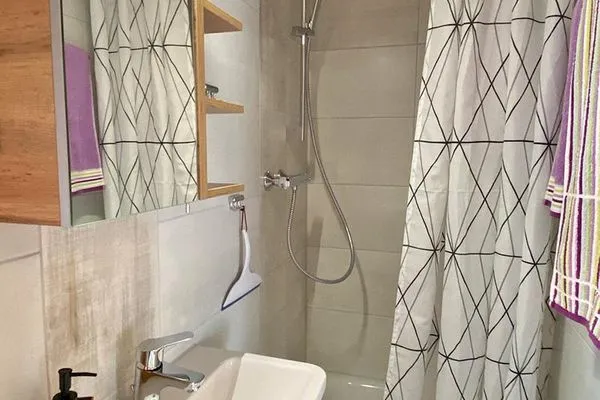Bad mit Dusche und WC  Stichling