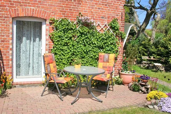 Terrasse mit Gartenmöbeln  Stichling