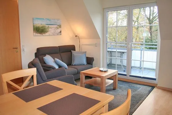 Wohnzimmer mit Couch, Sessel und Sat-TV  Haus auf dem Reff W8