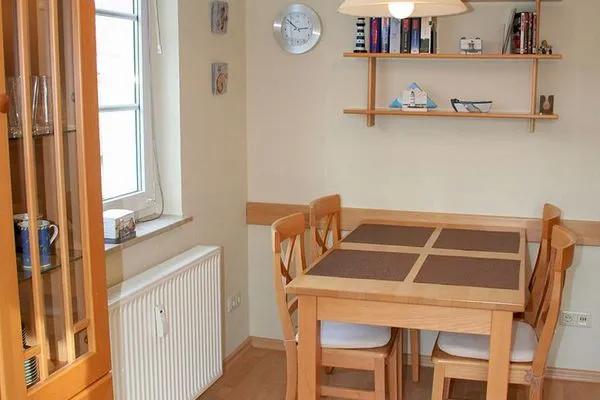 Esstisch mit 4 Stühlen im Wohnbereich (Kinderhochstuhl vorhanden)  Haus auf dem Reff W8