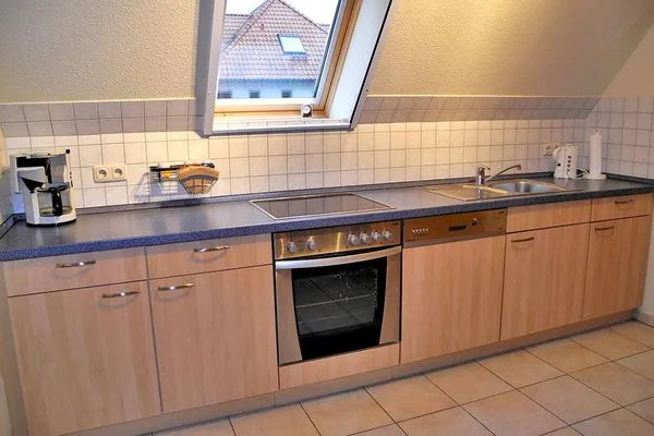 Küchenbereich / Herd mit Backofen, Geschirrspüler, Mikrowelle, Kaffemmaschine, Toaster, Wasserkocher, Kühlschrank  Haus auf dem Reff W8