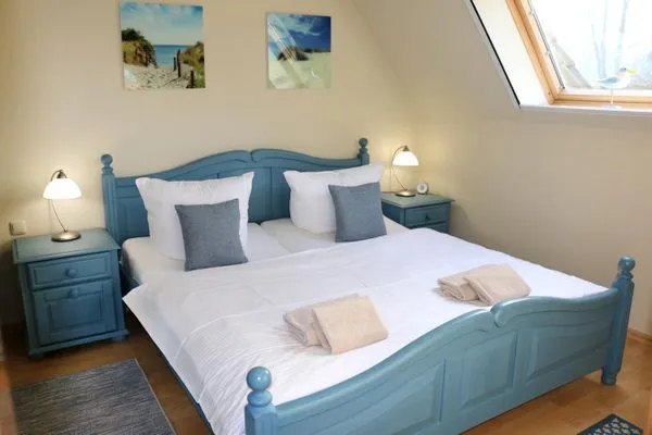 Schlafzimmer I mit Doppelbett (Größe der Betten: Standard, getrennte Matratze)  Haus auf dem Reff W8