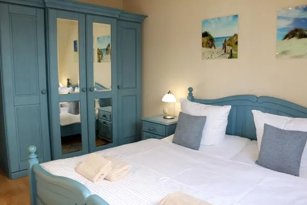 Schlafzimmer I mit Doppelbett und großem Kleiderschrank  Haus auf dem Reff W8