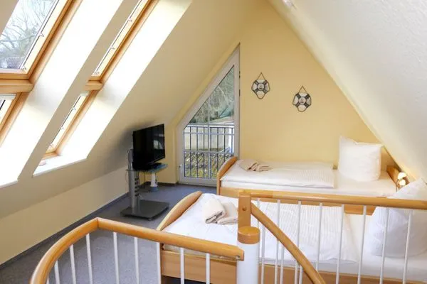 Schlafzimmer II mit Doppelbett und Sat-TV im Dachgeschoß  Haus auf dem Reff W8