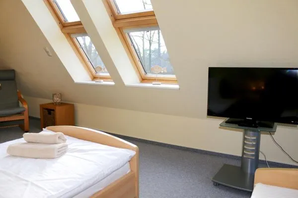 Schlafzimmer II mit TV  Haus auf dem Reff W8